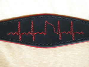 kožený obojek s EKG křivkou